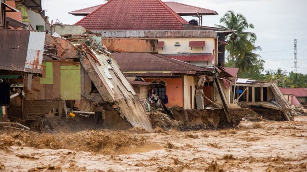 ভয়াবহ বন্যায় ইন্দোনেশিয়া ও থাইল্যান্ডে নিহতের সংখ্যা ছাড়াল ৩০০