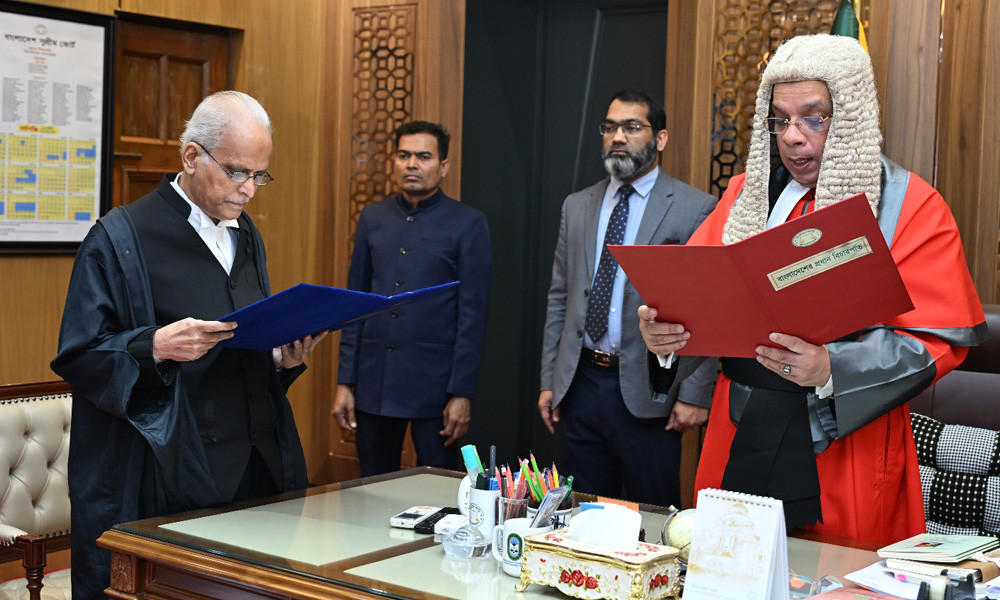 শপথ নিলেন বিচারপতি সৈয়দ এনায়েত হোসেন