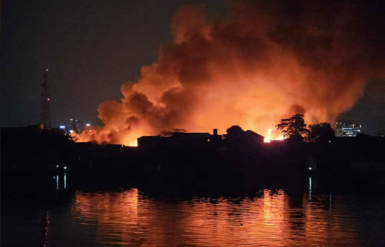 ছবিতে কড়াইল বস্তির আগুন